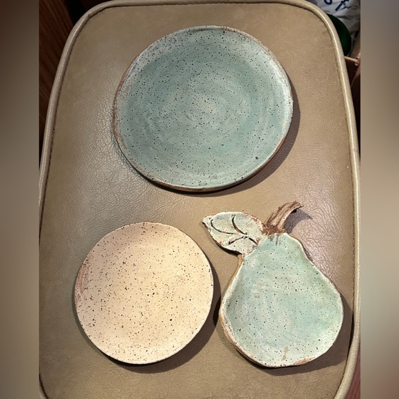 3 RUSTIC PRIMITIVE SPECKLED PLATES , & Spoon Rest.Contemporary Handmade. - Picture 2 of 6